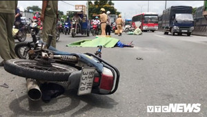 Xe tải kéo lê xe máy hàng chục mét, 1 người chết tại chỗ