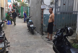 Bị phát hiện đang cắt khóa cửa nhà dân, 2 tên trộm rút dao đâm nhóm hiệp sĩ