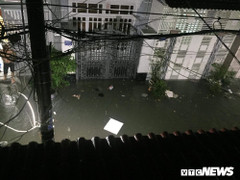 Ảnh: Mưa ngập diện rộng, dân TP.HCM trắng đêm tát nước chống lụt