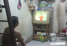 Cổ vũ đội tuyển Việt Nam theo cách đặc biệt trong khu 'siêu ổ chuột' ở TP.HCM