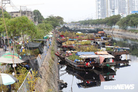 Tấp nập ghe, thuyền đổ về chợ hoa Tết bên sông ở TP.HCM