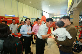 Lãnh đạo sân bay Tân Sơn Nhất tặng quà cho hành khách về nghỉ Tết