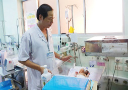 Bé gái sơ sinh nặng 2,1 kg mang khối bướu quái gấp 1,5 lần cơ thể