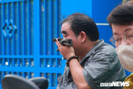 Ảnh: Phụ huynh lo lắng, ngủ gục trên xe trong lúc đợi con thi vào lớp 10 ở TP.HCM