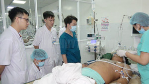 Sức khỏe 2 ngư dân được trực thăng đưa về từ Trường Sa thế nào?