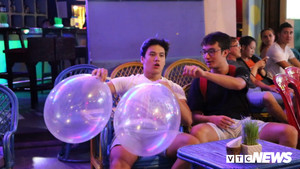 Nhiều thanh niên sử dụng bóng cười trên phố Tây Bùi Viện