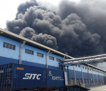 Nhà xưởng rộng 2.000m2 bốc cháy dữ dội lúc giữa trưa, hàng trăm công nhân tháo chạy