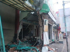 Tài xế ngủ gục, container tông sập trụ sở ngân hàng, nhiều người mắc kẹt bên trong