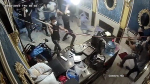 Hàng chục côn đồ ngang nhiên đập phá một nhà hàng ở TP.HCM