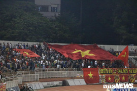 Cổ động viên TP.HCM 'nhuộm' đỏ sân Thống Nhất, cổ vũ U18 Việt Nam