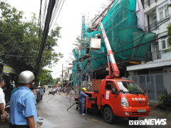 Gió lốc giật sập giàn giáo ở TP.HCM, kéo đứt đường dây điện