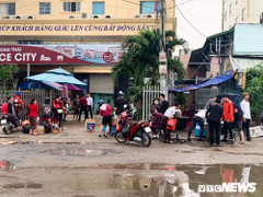 Nhân viên Alibaba lần lượt dọn đồ ra khỏi công ty