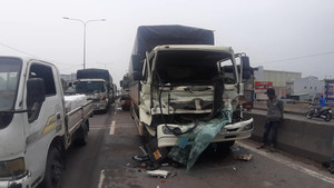 Tai nạn liên hoàn trên cầu vượt An Sương, Quốc lộ 1 ùn tắc nghiêm trọng