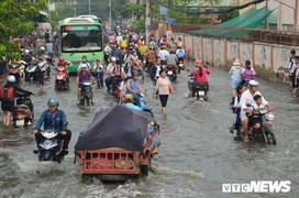 Vỡ bờ bao khiến dân TP.HCM lội trong làn nước đen bẩn: Thông tin mới nhất