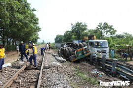 Băng qua đường ray, container bị tàu hỏa kéo lê, biến dạng