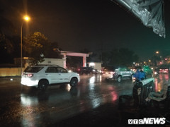 Triều cường vẫn đang lên đỉnh, TP.HCM lại đón mưa lớn kéo dài