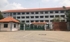 Bị tố sàm sỡ nữ sinh lớp 8 trong nhà vệ sinh, bảo vệ trường ở TP.HCM nói gì?