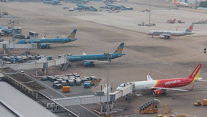 Lái xe bán tải 'tạt đầu' máy bay, nam nhân viên sân bay Tân Sơn Nhất bị đình chỉ