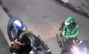 Kẻ mặc đồng phục Grab dùng dao cướp xe máy người đi đường