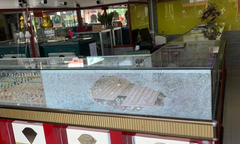TP.HCM: Truy bắt 2 thanh niên nổ súng, cướp tiệm vàng
