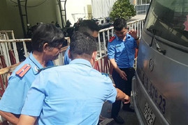 Không kiểm tra cửa xe khiến ba học sinh rơi xuống đường, tài xế sẽ bị xử lý thế nào?