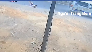 Lại xuất hiện clip xe đưa đón bung cửa, 2 học sinh rơi xuống đường