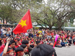 Người dân cả nước háo hức chuẩn bị cổ vũ đội tuyển Việt Nam trước trận chung kết