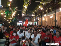 Hàng trăm người đổ về nhà Tiến Linh cổ vũ đội tuyển U22 Việt Nam