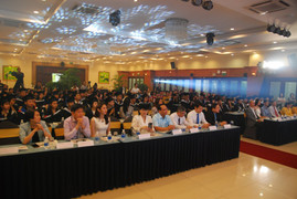 50 sinh viên nghèo vượt khó nhận học bổng 'Nâng bước thủ khoa'