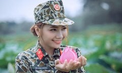 Ảnh: Nữ thiếu uý đặc công đẹp dịu dàng bên hoa sen