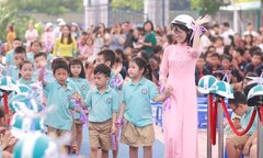 Thầy cô Hà thành đội mũ bảo hiểm đón học sinh trong lễ khai giảng