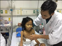 Xót thương hoàn cảnh bố suy tim vay mượn khắp nơi chạy chữa cho con gái tan máu bẩm sinh