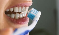Tranh cãi nên đánh răng trước hay sau bữa sáng