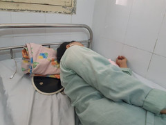 Ăn đầu gà, người phụ nữ 59 tuổi hóc mỏ gà vào thực quản