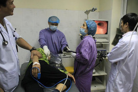 Tin lời quảng cáo dùng đá nano chữa bệnh, một phụ nữ bị hóc dị vật