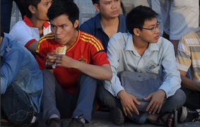 Mệt mỏi, kiệt sức khi chờ mua vé bán kết AFF Cup 2018 Việt Nam vs Philippines