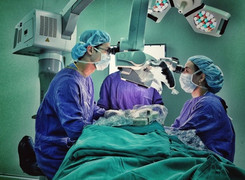 Tóc cuốn vào máy ép tôn, một phụ nữ bị lóc toàn bộ da đầu