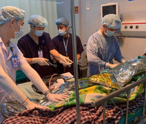 Cứu sống người đàn ông rơi vào máy bóc gỗ bị lột da toàn thân