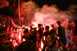 Mang pháo sáng 'đi bão' mừng tuyển Việt Nam chiến thắng, coi chừng bỏng nặng, ngộ độc khí