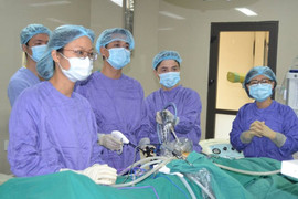 Một phụ nữ mang trên người hai khối u quái ác