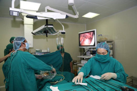 Vất vả ‘ngược xuôi’ cứu người đàn ông có trái tim bên phải