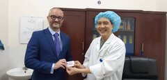 Tùy viên Đại sứ quán Pháp tại Việt Nam đăng ký hiến tạng