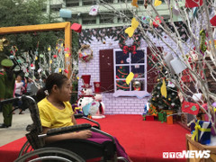 Bệnh nhi quên nỗi lo bệnh tật, háo hức nhận quà Giáng sinh ở Bệnh viện Nhi Trung ương