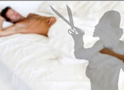 Mơ thấy mình là con gái, cầm kéo cắt phăng 'của quý'