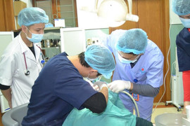 Đang đi đường, người phụ nữ bị súng tự chế bắn thủng hàm