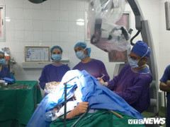 Kỹ thuật mổ 'thức tỉnh' lần đầu tại Việt Nam, bệnh nhân hát Quốc ca khi đang phẫu thuật