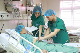 Cứu người phụ nữ 66 tuổi phình động mạch chủ bụng trong gang tấc