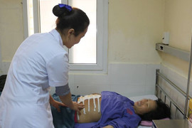 Cứu thai nhi thò một tay ra ngoài bụng mẹ