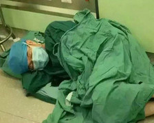 10 bức ảnh làm lay động hàng triệu con tim của các y bác sĩ