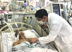 Vợ vắng nhà ngày Tết, bác sĩ 10 năm xung phong trực cấp cứu đêm giao thừa